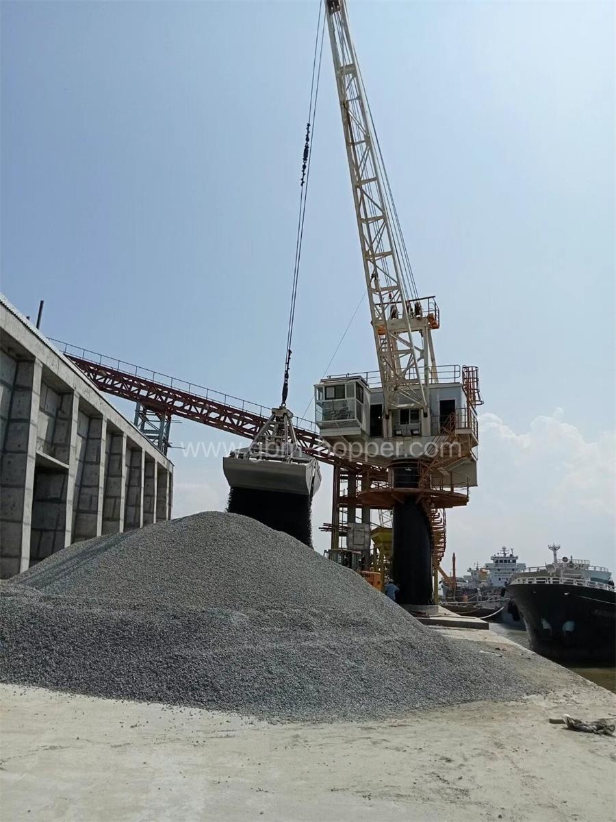 GBM 10T small jetty crane is unloading the vessel at customer site.
